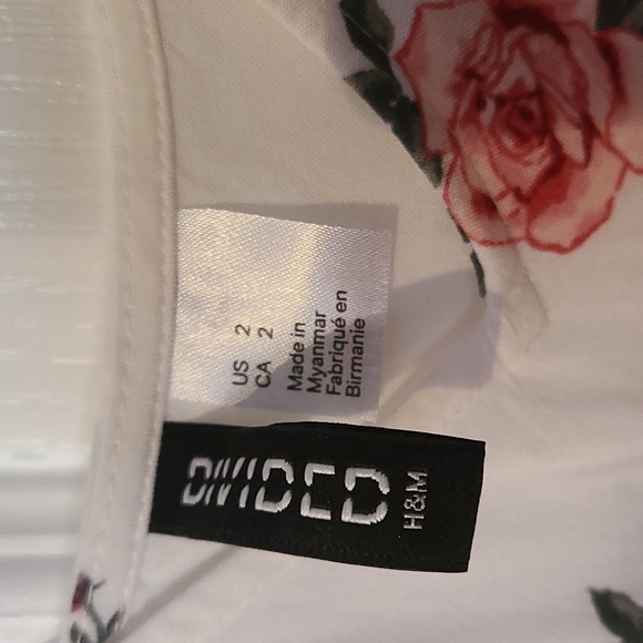 5/$25 Floral romper with pockets - Picture 4 of 4